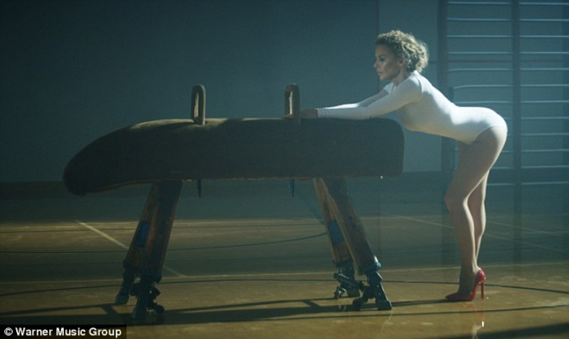 Kylie Minogue érzékien fitt oldalát mutatja meg új klipjében