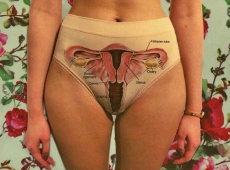 Újabb merész divatötlet: Itt a vaginát ábrázoló fehérnemű