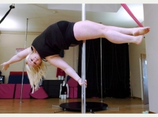 98 kilós és rúdtáncol