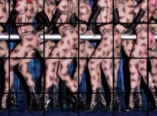 Szexi csajok a rácsok mögött